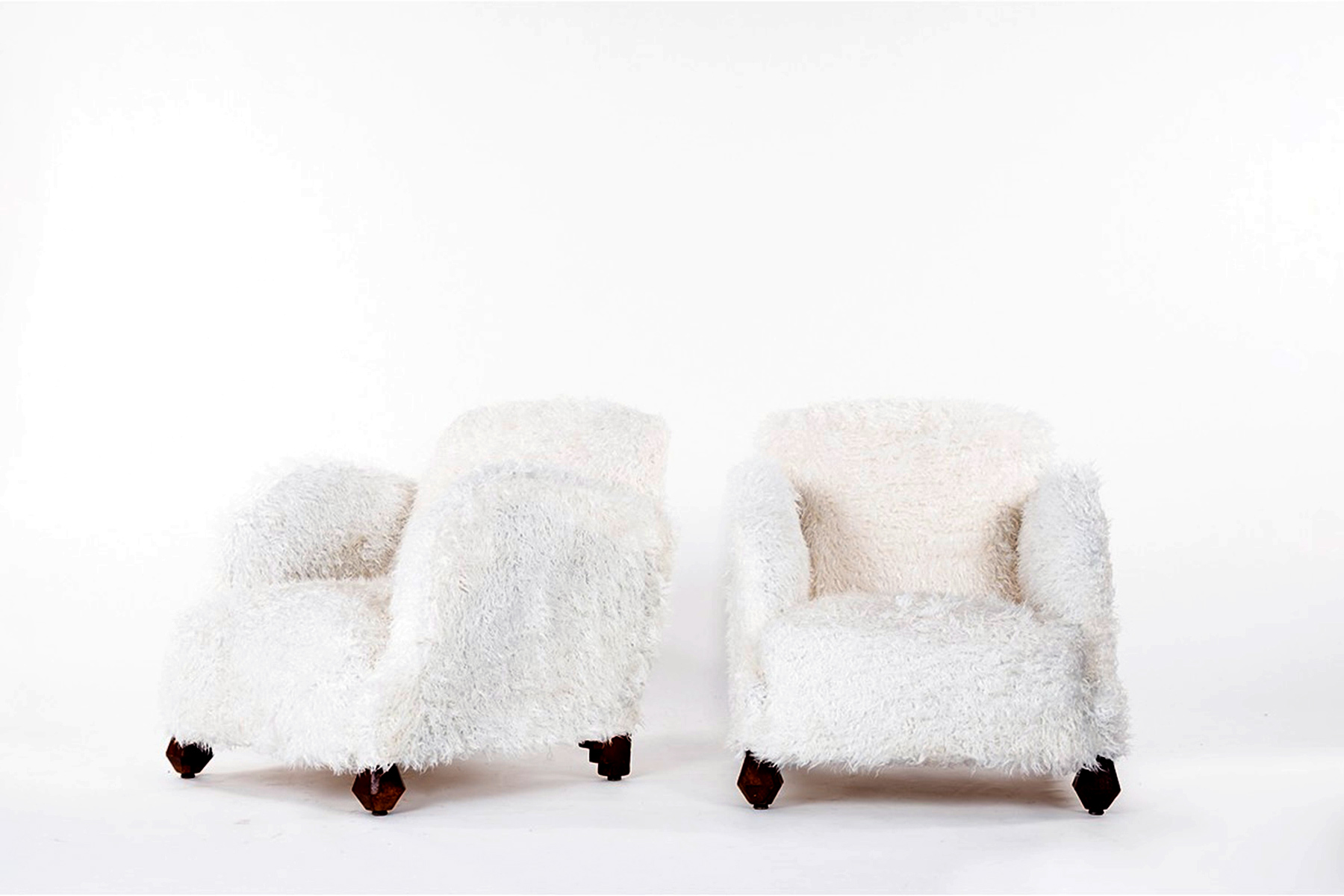 paire fauteuils cozy français années 30 tissu poilu agneaux de Mongolie