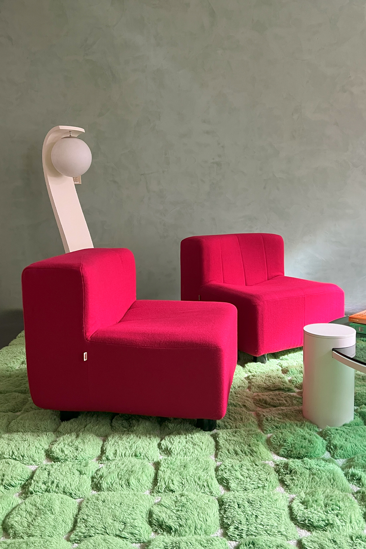 paire chauffeuses Arfa fauteuils tissu rose fuschia années 70 1970 Hélène Rebelo